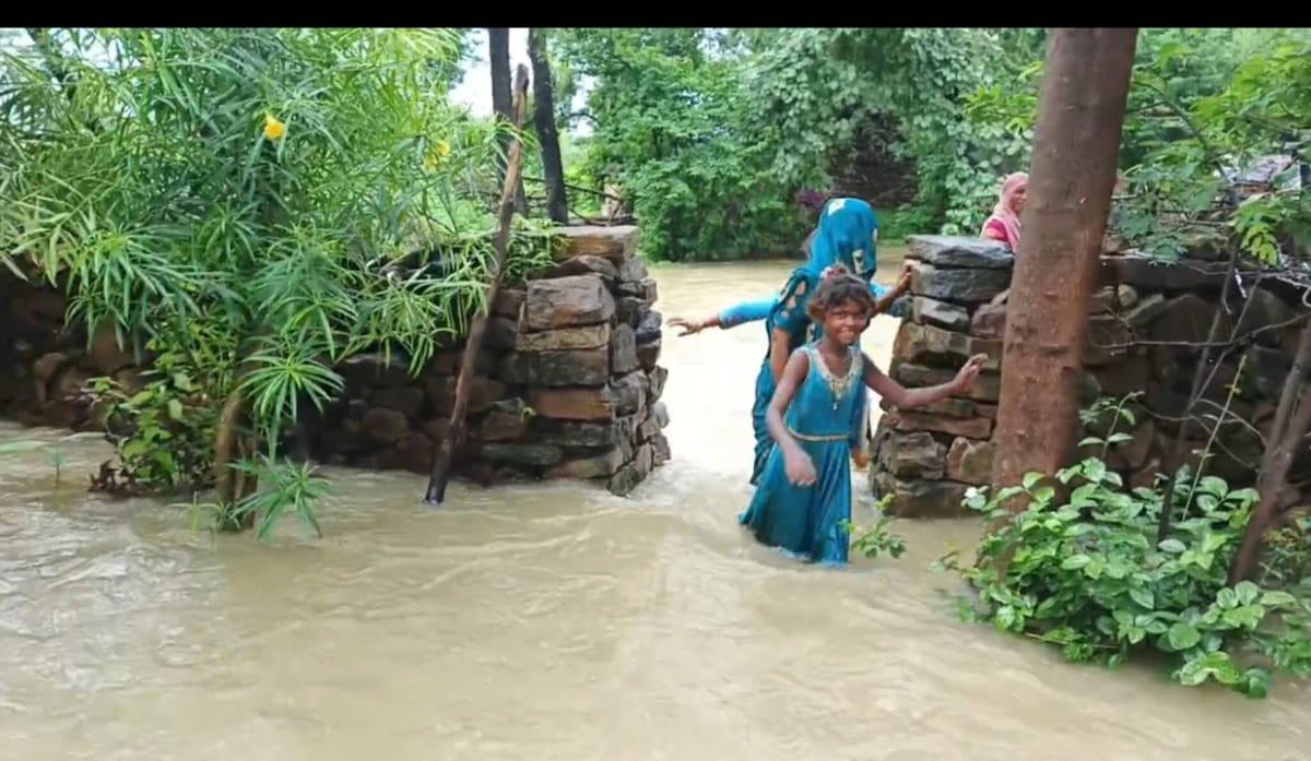 पन्ना में मूसलाधार बारिश से टापू बना उमरी गांव, ग्रामीणों के रेस्क्यू में जुटी SDERF 2 पन्ना में रेस्क्यू ऑपरेशन के दौरान बाढ़ में फंसे ग्रामीणों को बचाती SDERF टीम