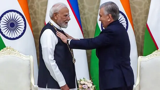 पीएम मोदी को उज्बेकिस्तान का सर्वोच्च नागरिक सम्मान प्रदान करते राष्ट्रपति शौकत मिर्जियोयेव