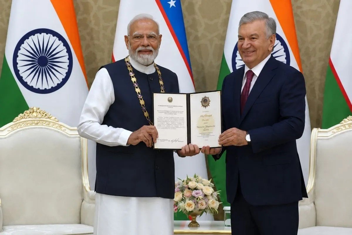 पीएम मोदी को उज्बेकिस्तान का सर्वोच्च नागरिक सम्मान प्रदान करते राष्ट्रपति शौकत मिर्जियोयेव