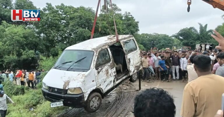 MP के राजगढ़ में उफनते नाले में बही ईको वैन, नौ लोगों की मौत