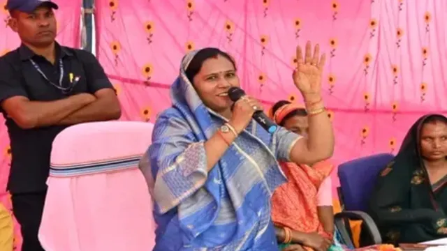 रीना मीणा जनसंवाद में अधिकारियों पर नाराजगी जताते हुए