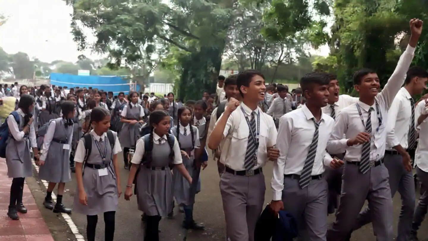 सरकारी स्कूलों के विलय के खिलाफ प्रदर्शन