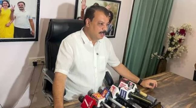 इंदौर में प्रेस वार्ता के दौरान उमंग सिंघार का हमला