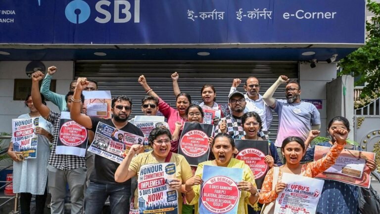 तीन दिवसीय बैंक हड़ताल टली और 5-डे वर्किंग पर सहमति से संबंधित समाचार