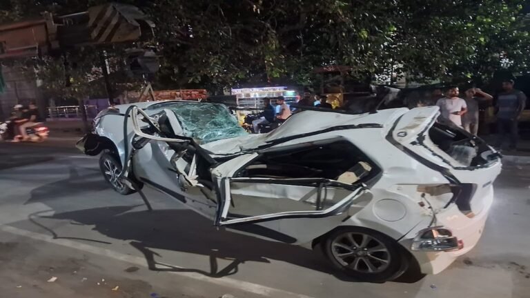 बदायूं में सांड़ बचाने के प्रयास में कार दुर्घटना का दृश्य