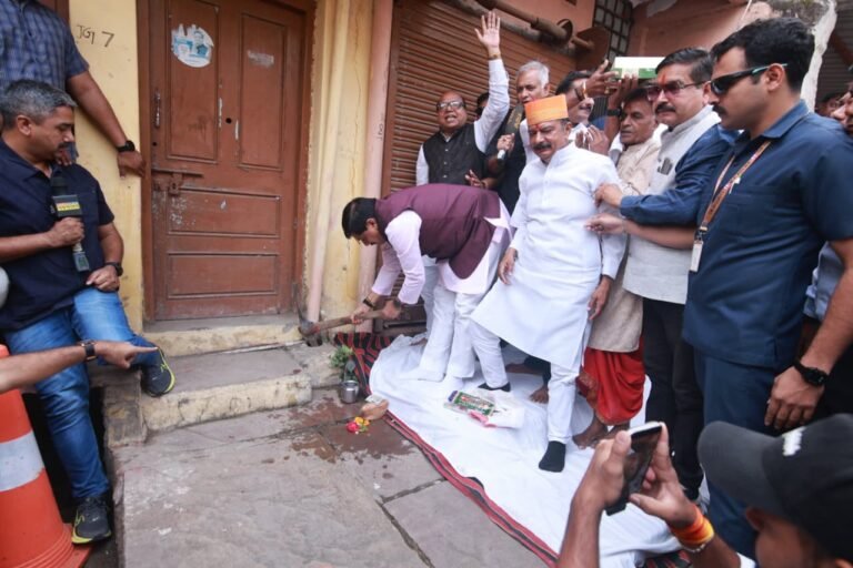 सीएम मोहन यादव सड़क चौड़ीकरण के लिए अपने पैतृक मकान पर गेंती करते हुए