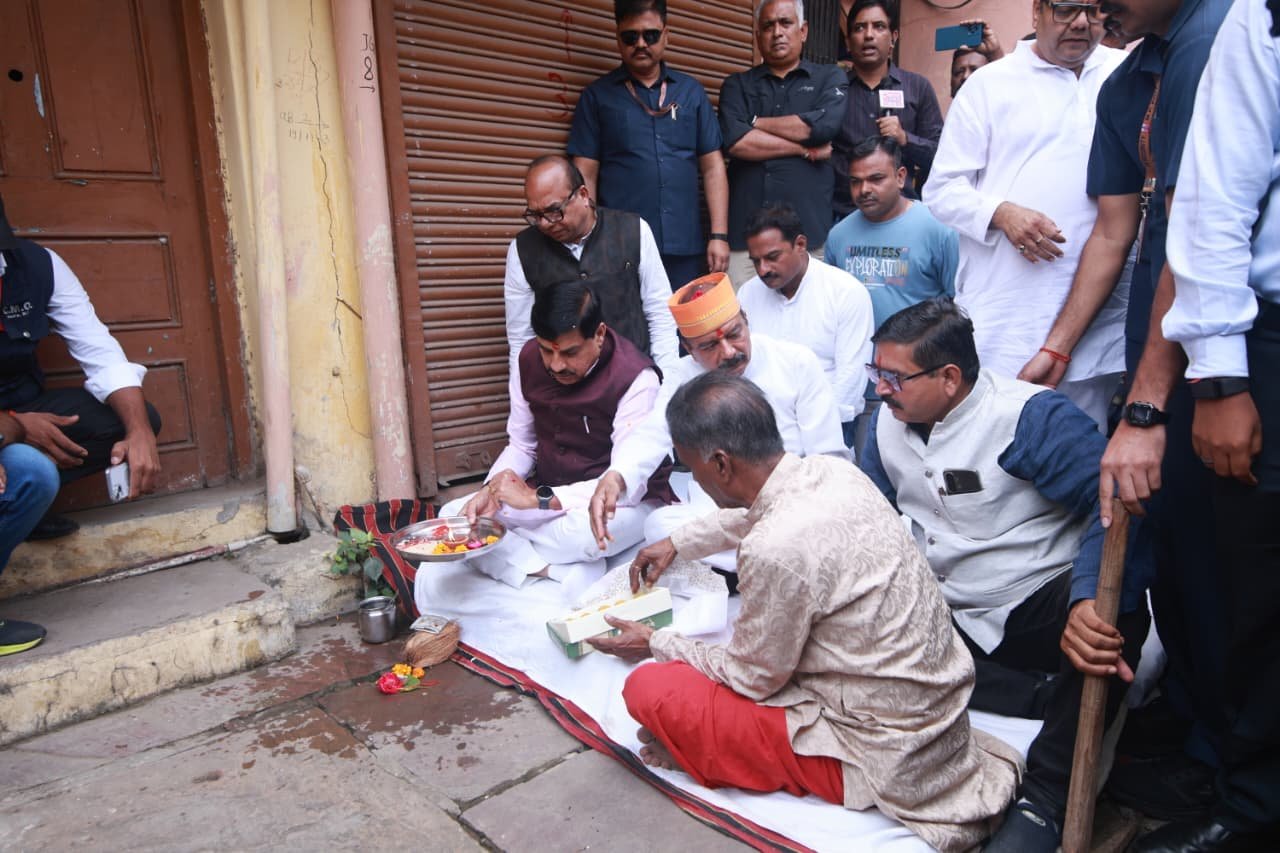 सीएम मोहन यादव ने पेश की अनूठी मिसाल, सड़क के लिए अपने पैतृक मकान पर खुद चलाई गेंती