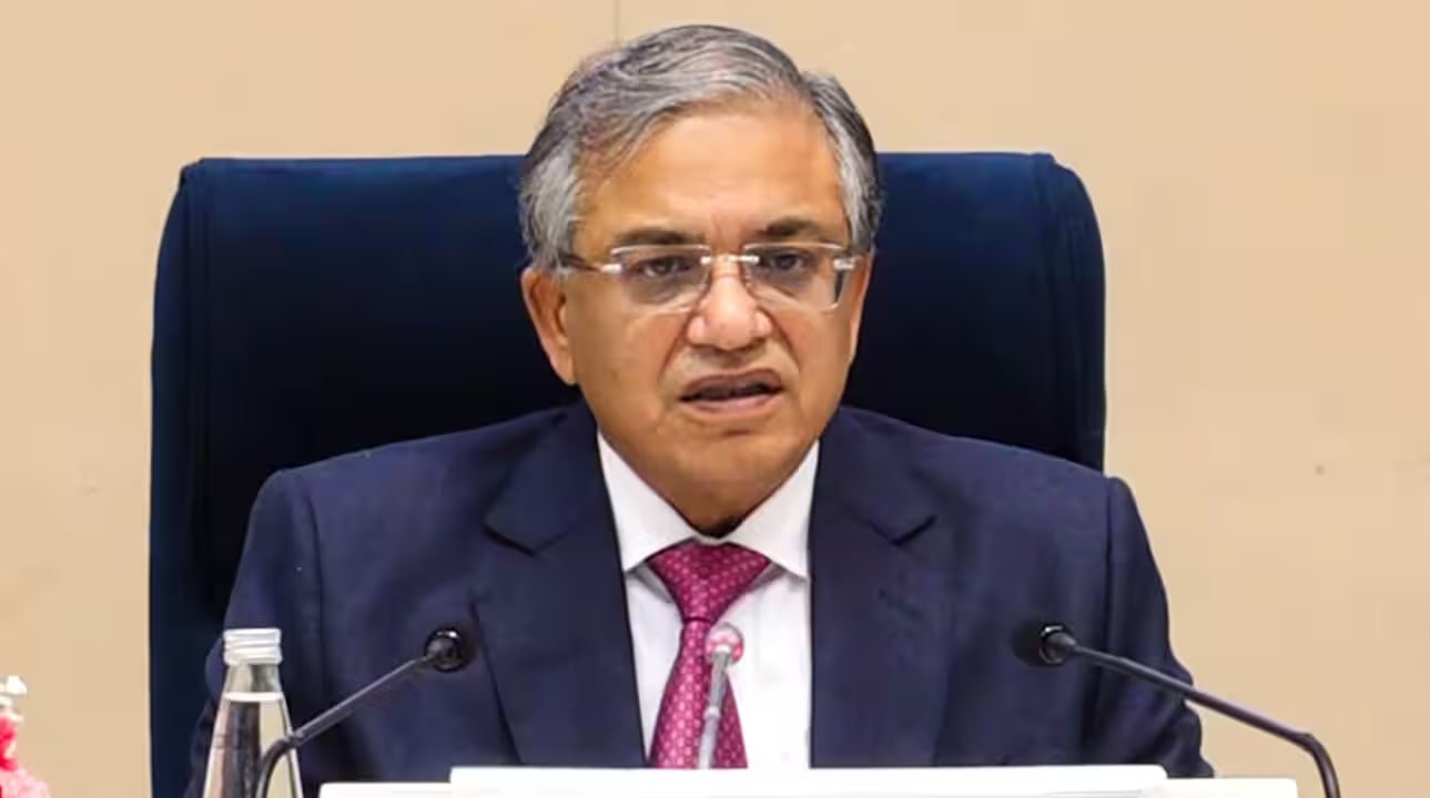 भाजपा ने विपक्ष की मांग पर दिया पलटवार, चुनाव आयुक्त ज्ञानेश कुमार पर सियासत गर्म 2 चुनाव आयुक्त ज्ञानेश कुमार पर सियासत का गर्माता माहौल
