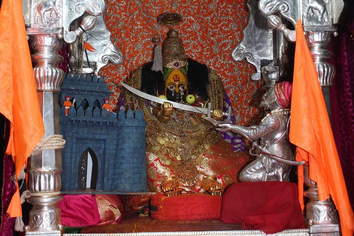 मां तुलजा भवानी और चामुंडा माता को देवास में गार्ड ऑफ ऑनर समारोह के दौरान सम्मानित किया जाता हुआ दृश्य