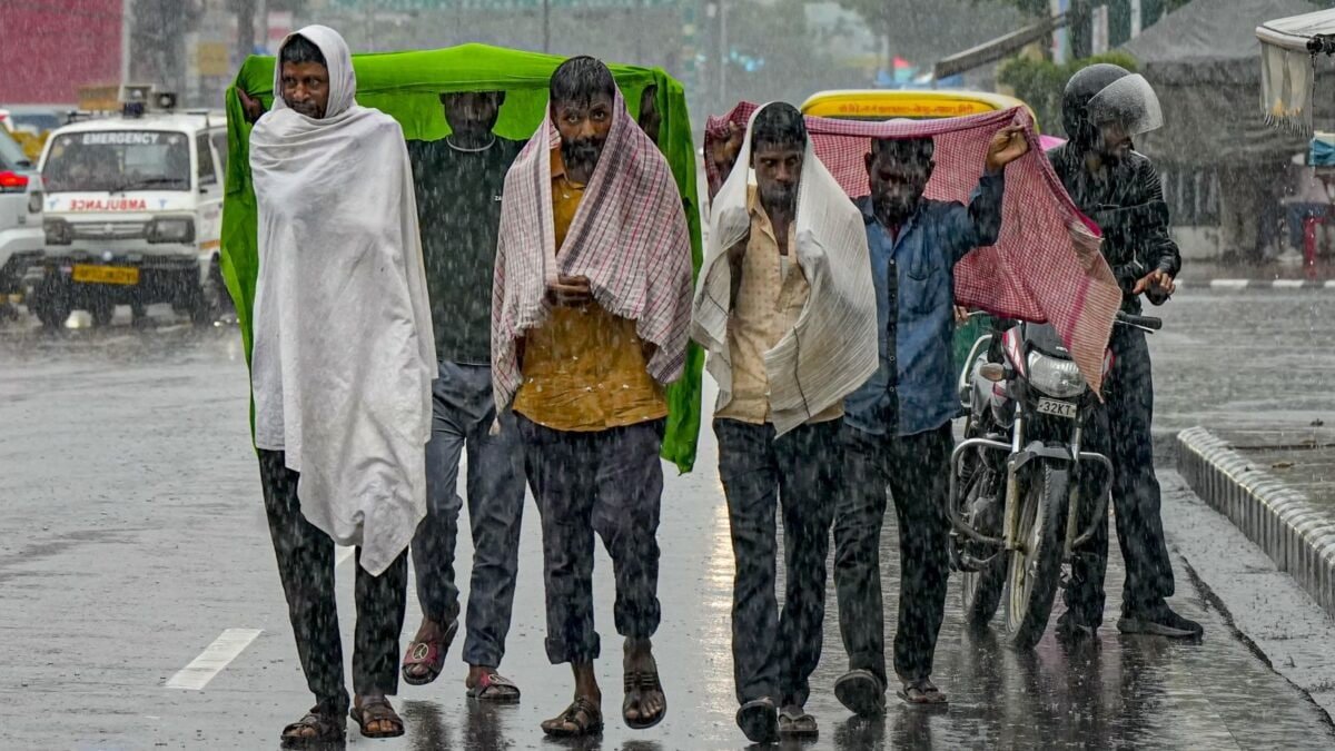 उत्तर प्रदेश में भारी बारिश से तबाही, 56 मौतें और हजारों घर क्षतिग्रस्त 1 उत्तर प्रदेश में भारी बारिश से तबाही के दृश्य और क्षतिग्रस्त घर