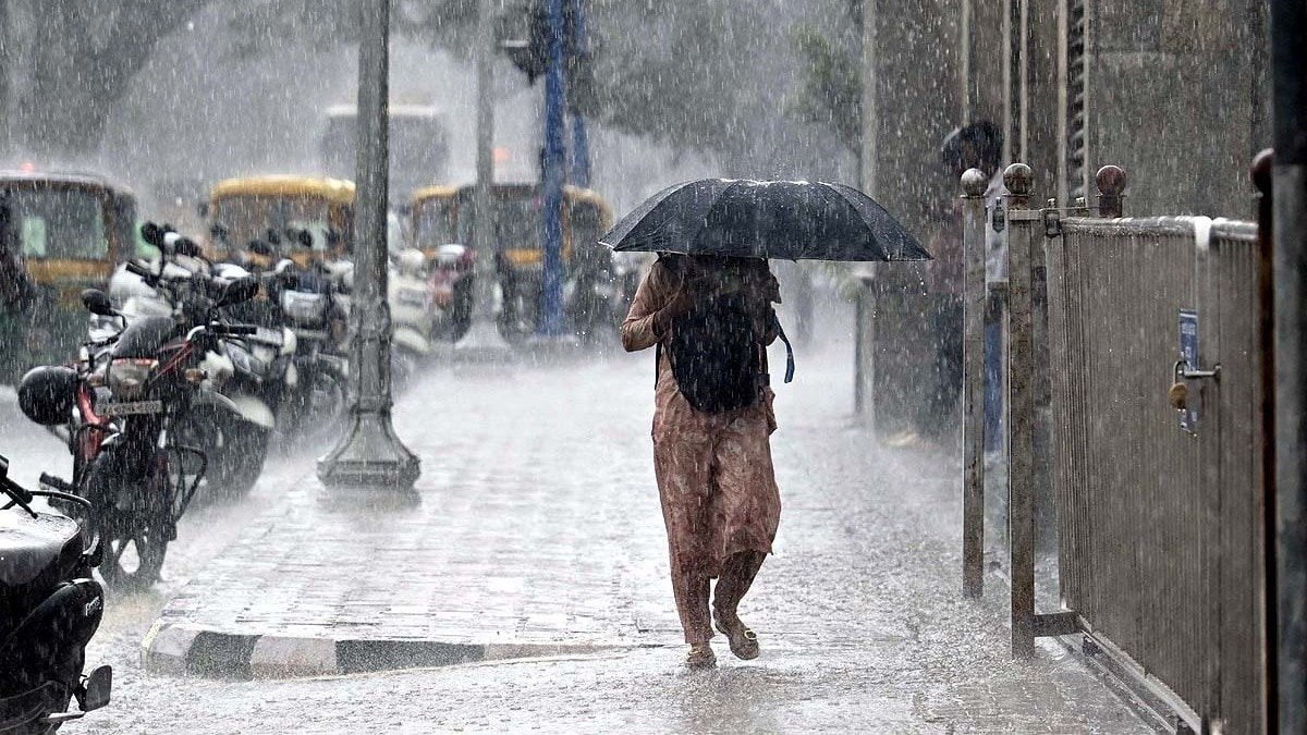 उत्तर प्रदेश में भारी बारिश से तबाही, 56 मौतें और हजारों घर क्षतिग्रस्त 2 उत्तर प्रदेश में भारी बारिश से तबाही के दृश्य और क्षतिग्रस्त घर