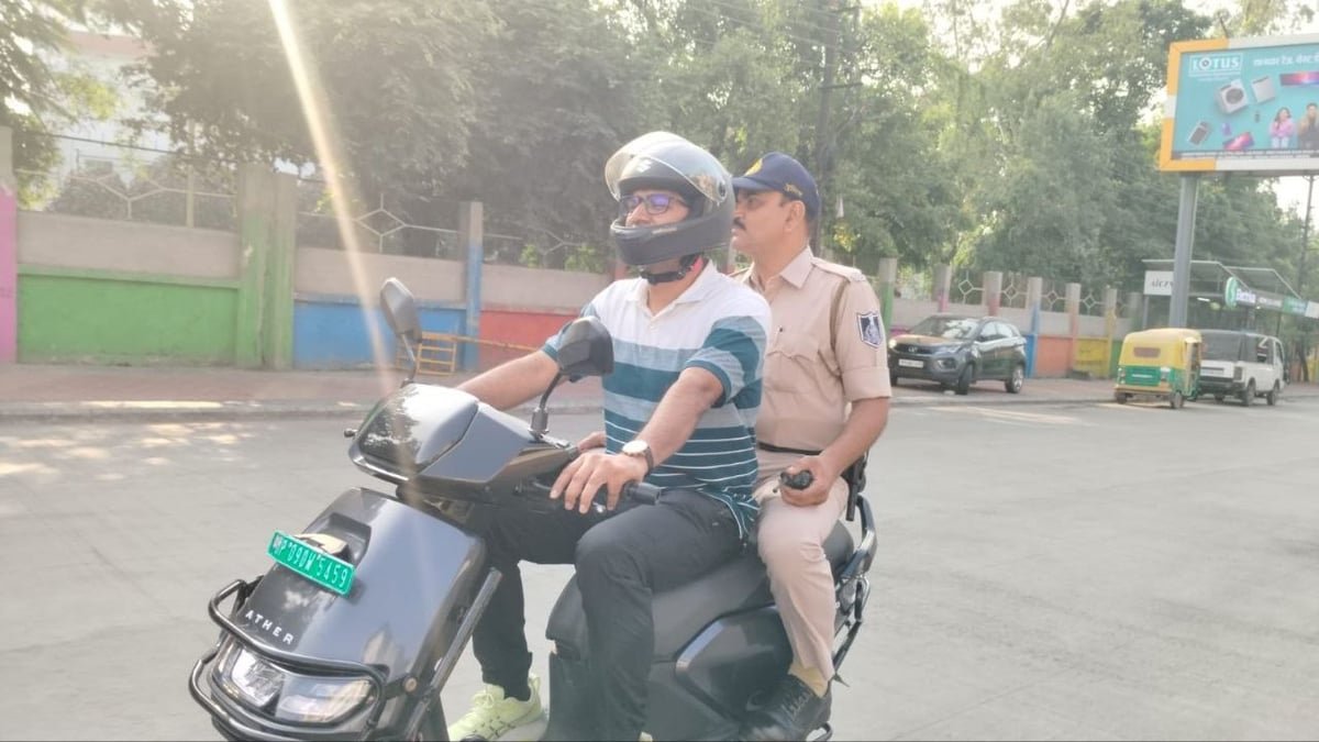 इंदौर में नेताओं और अधिकारियों ने कारें छोड़ी, जनता सोच में पड़ गई 1 इंदौर में नेताओं और अधिकारियों ने कारें छोड़ी, पर्यावरण संरक्षण के लिए पहल