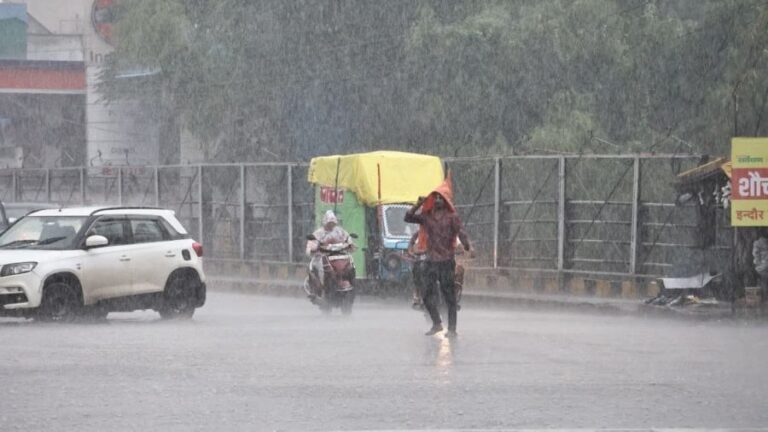 इंदौर में भारी बारिश की संभावना के चलते घने बादल और तेज बारिश