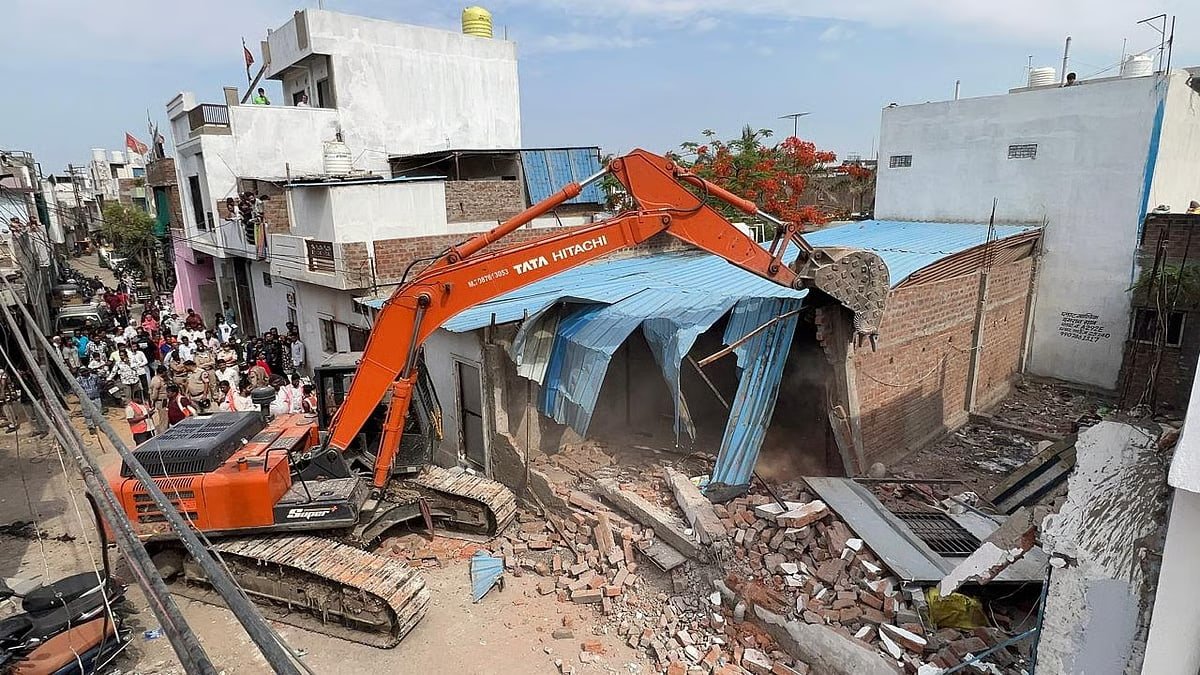 इंदौर में अवैध जमीन पर प्रशासन की कार्रवाई