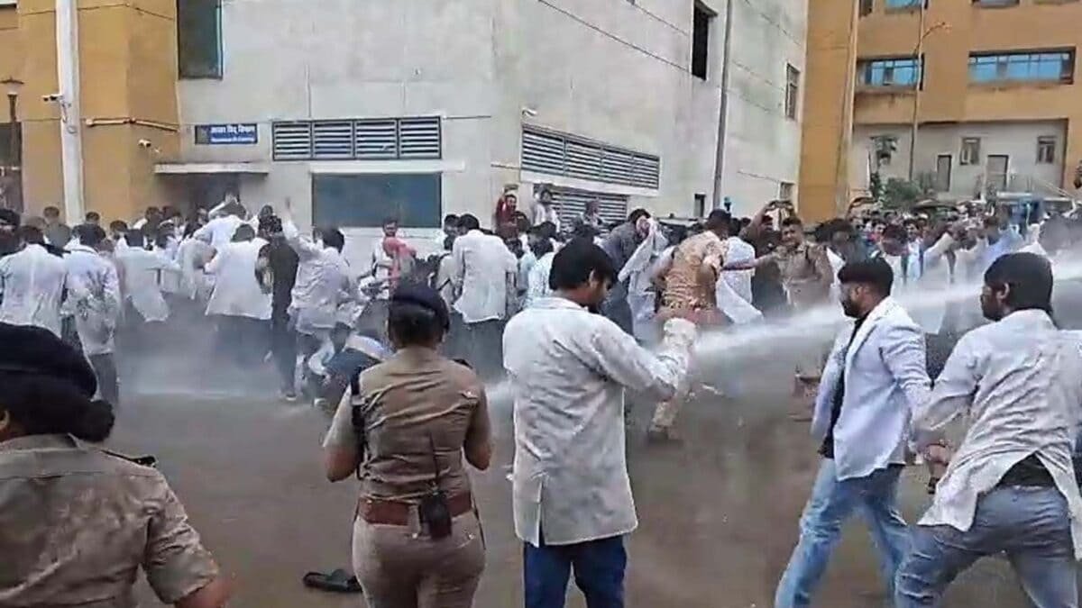 भोपाल में इंटर्न डॉक्टर आंदोलन: स्टाइपेंड बढ़ाने की मांग