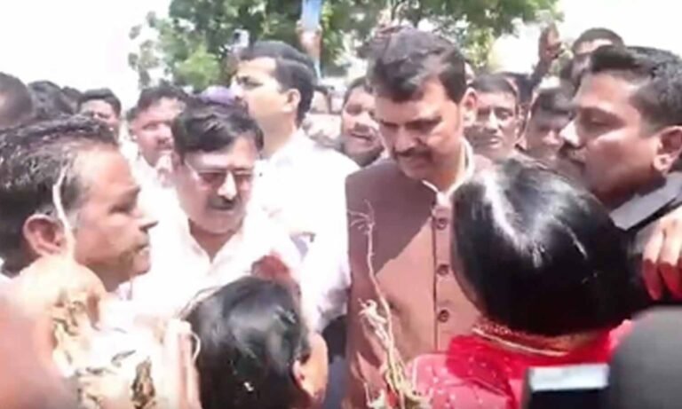 महाराष्ट्र सूखाग्रस्त क्षेत्र में सूखे से प्रभावित खेत