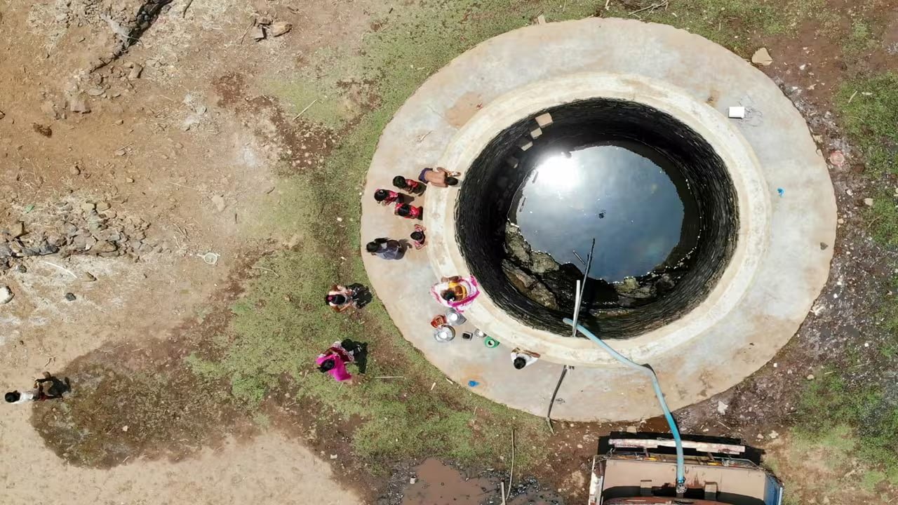 महाराष्ट्र के 74% क्षेत्र में सूखा, 265 तहसीलें सूखाग्रस्त घोषित 2 महाराष्ट्र सूखाग्रस्त क्षेत्र में सूखे से प्रभावित खेत