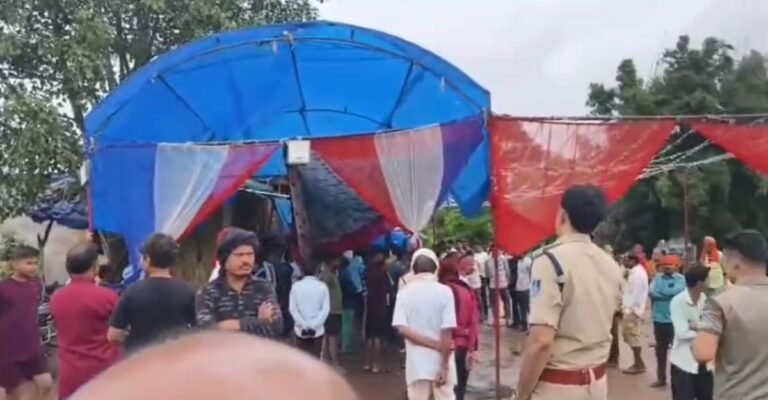 मंडला गणेश पंडाल करंट हादसा में घायल और मृत युवकों का दृश्य