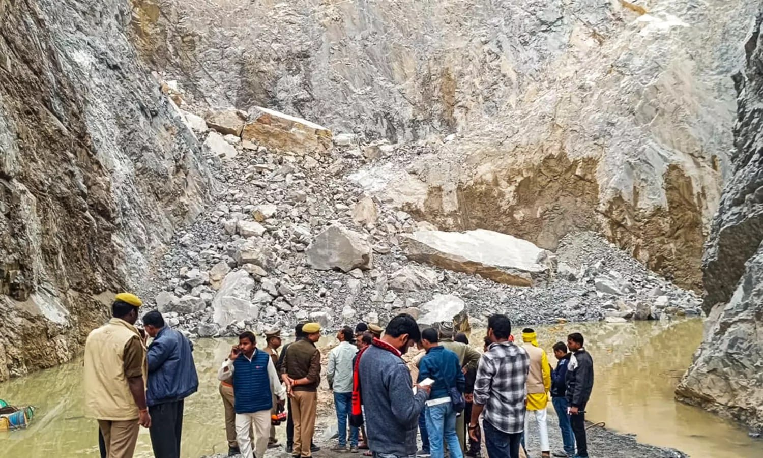 मिर्जापुर क्रशर प्लांट हादसा में मजदूरों के दबे होने की आशंका
