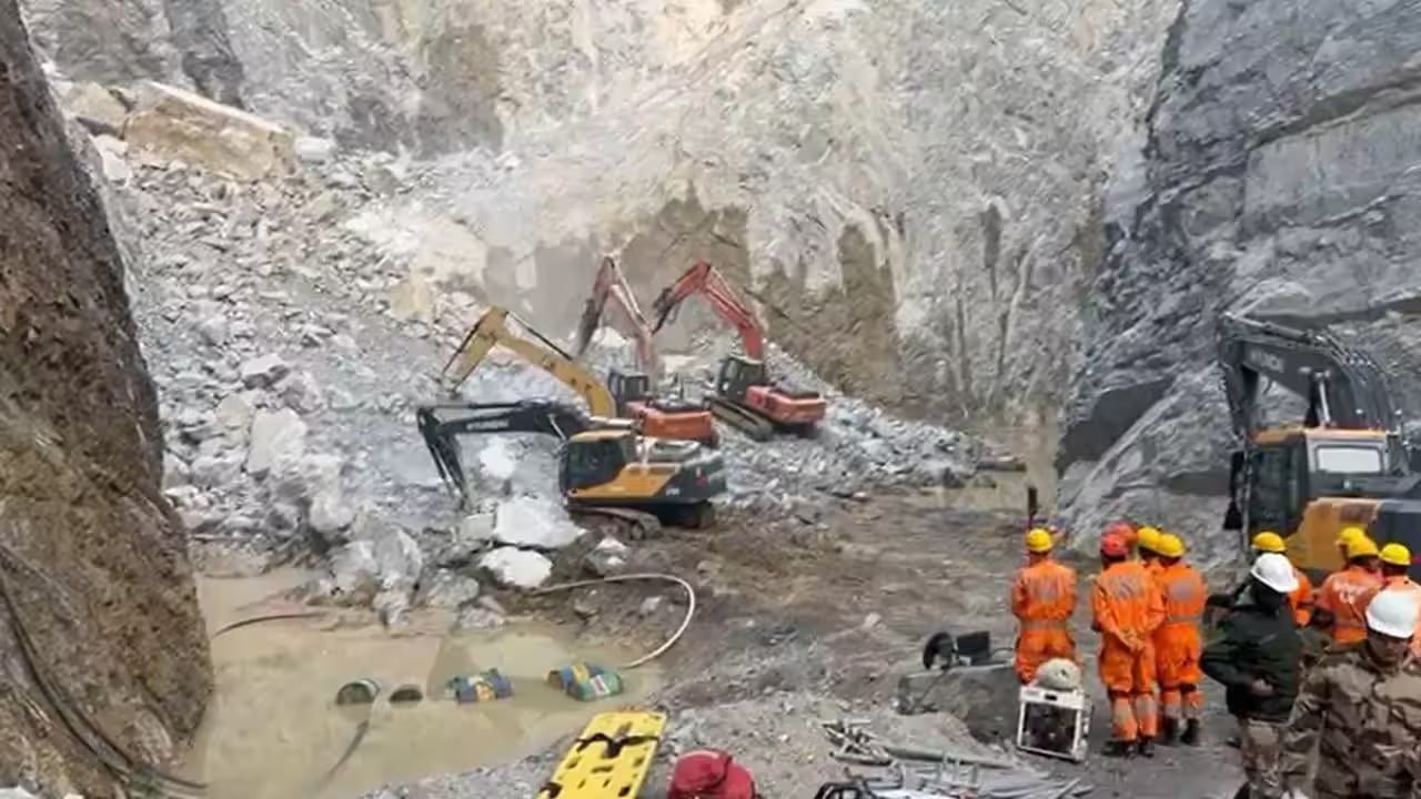 मिर्जापुर क्रशर प्लांट हादसा में मजदूरों के दबे होने की आशंका