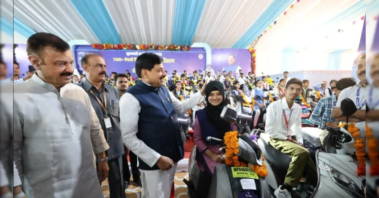 मध्यप्रदेश में मेधावी छात्रों को स्कूटी वितरण करते मुख्यमंत्री मोहन यादव