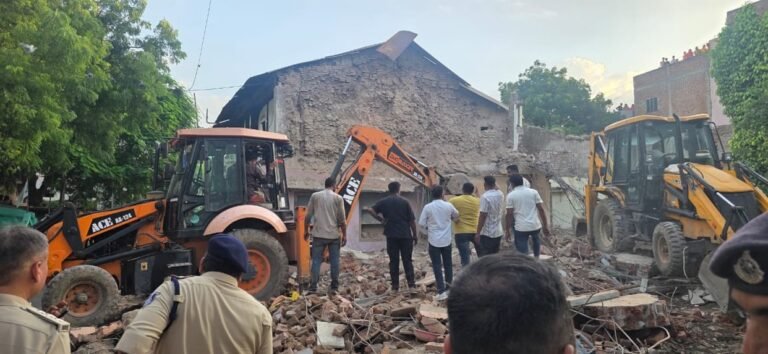 सांवेर में जर्जर मकान की दीवार गिरने से मलबे के नीचे दबे लोग