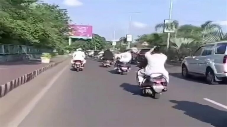 भोपाल में ओवैसी के काफिले की तेज रफ्तार बाइकें टकराती हुई