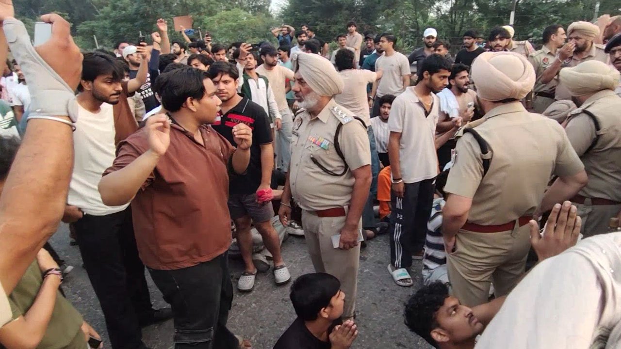 फगवाड़ा LPU में छात्रा से रेप आरोप के बाद यूनिवर्सिटी में तोड़फोड़ और आगजनी