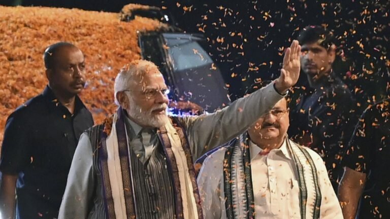 प्रधानमंत्री मोदी भाजपा कार्यकर्ताओं को समाज सुधार पर ध्यान देने का संदेश देते हुए