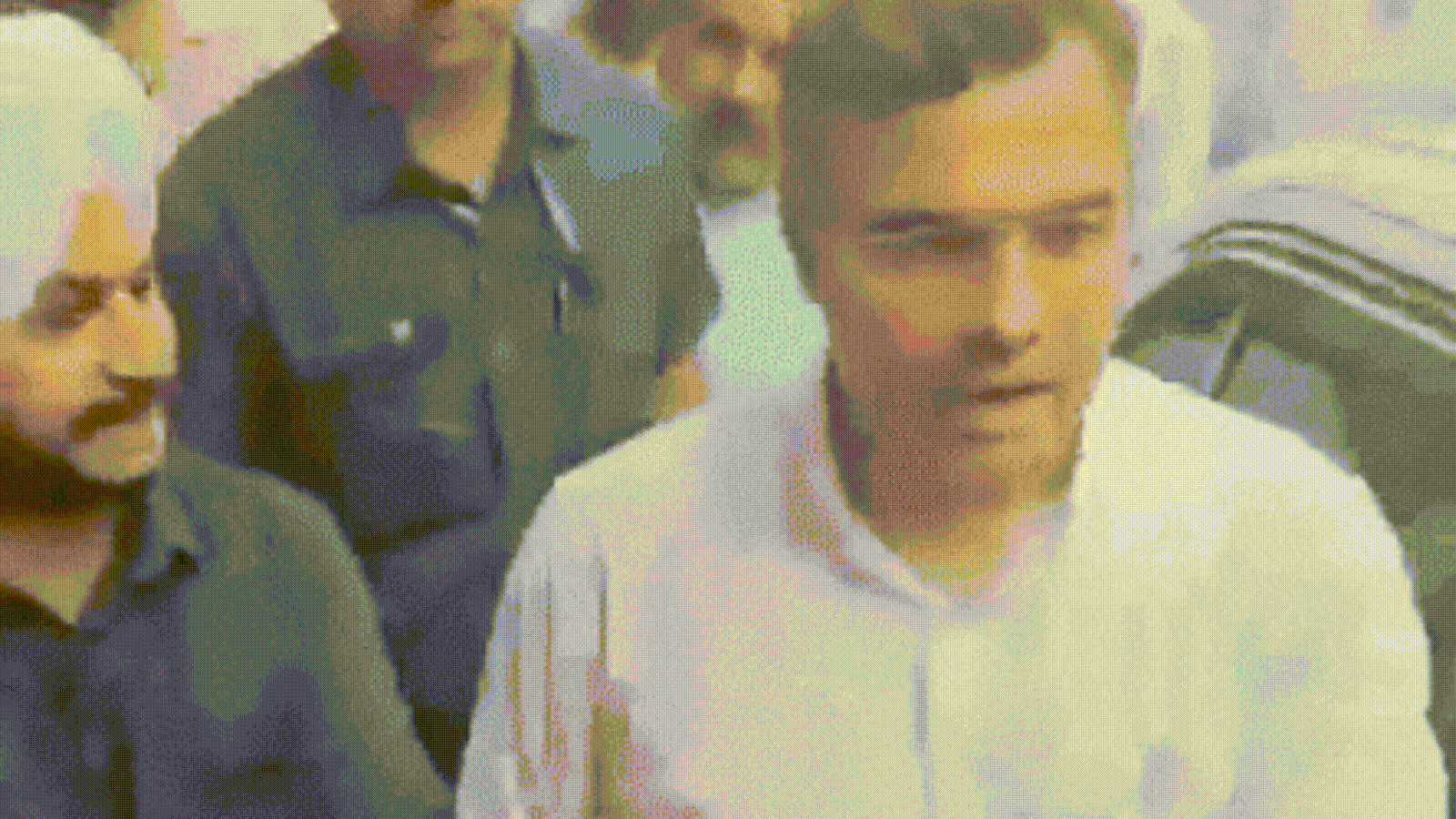 दिल्ली में सड़क निरीक्षण के दौरान मंत्री प्रवेश वर्मा ने युवक को थप्पड़ मारा 1 दिल्ली में सड़क निरीक्षण विवाद के दौरान मंत्री प्रवेश वर्मा द्वारा युवक को थप्पड़ मारना