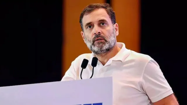 एक पखवाड़े में दूसरी बार MP आएंगे राहुल गांधी, 1 अक्टूबर को बालाघाट में मृत आदिवासी परिवारों से करेंगे मुलाकात 1 राहुल गांधी बालाघाट दौरा में मृत आदिवासी परिवारों से मुलाकात करते हुए