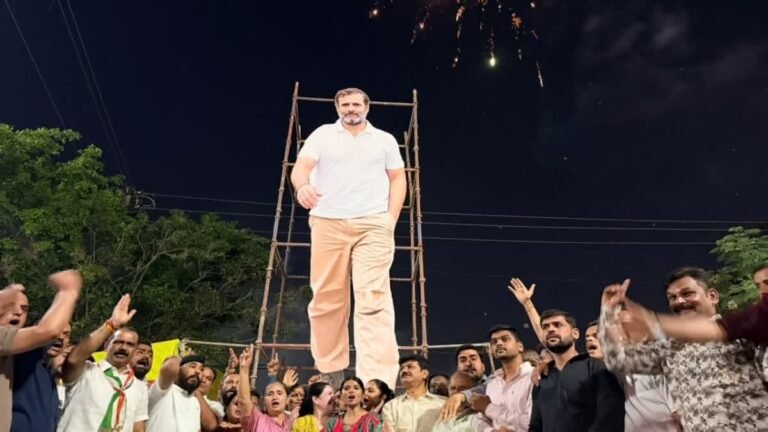 इंदौर में राहुल गांधी का लाइव कंसर्ट और भारत जोड़ो मैदान में 300 फीट पोस्टर