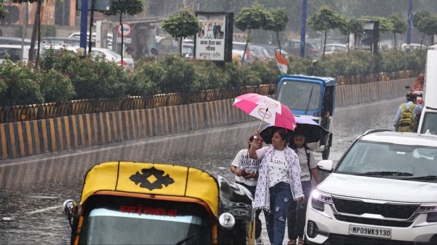 इंदौर में बारिश का सिलसिला जारी, रातभर में आधा इंच पानी गिरा 2 इंदौर में बारिश का सिलसिला जारी