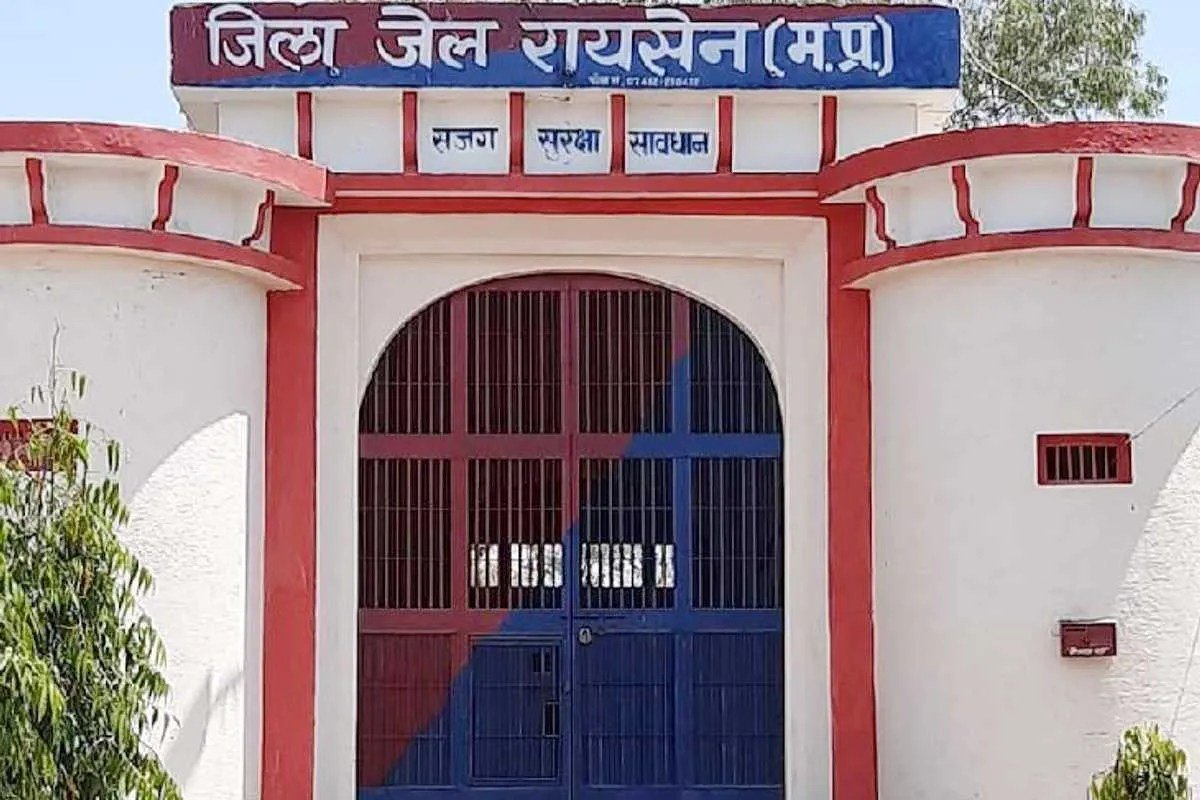 रायसेन जेल गोलीकांड में प्रहरी पर हमला