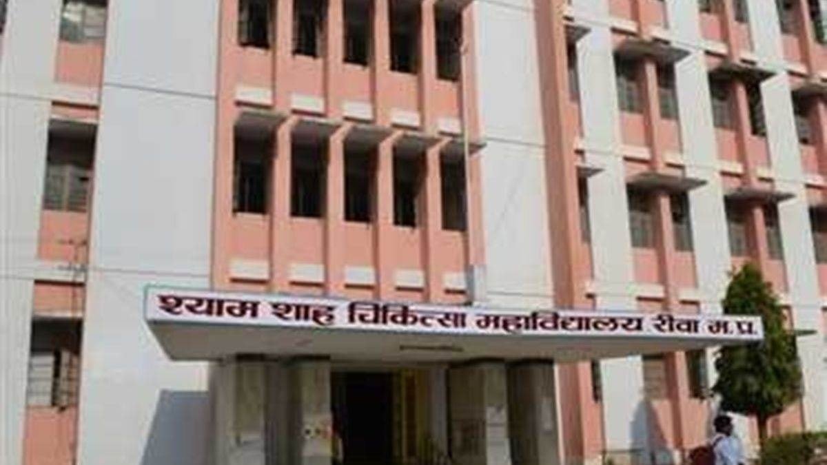 रीवा में स्वास्थ्य मंत्री के इस्तीफे की मांग पर दिग्विजय सिंह का धरना