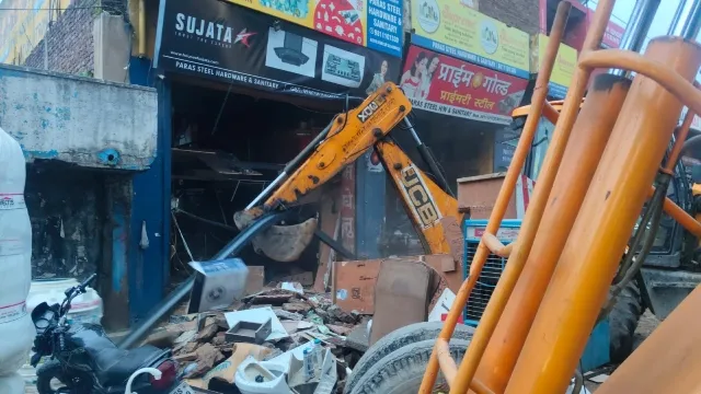 भरतपुर में दुकान की छत गिरने के कारण मलबे में दबे मजदूर