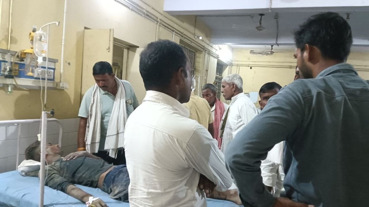 भरतपुर में दुकान की छत गिरने के कारण मलबे में दबे मजदूर