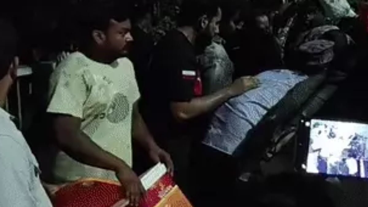 भोपाल में सोयाबीन तेल से भरा टैंकर पलटा और सड़क पर तेल फैल गया