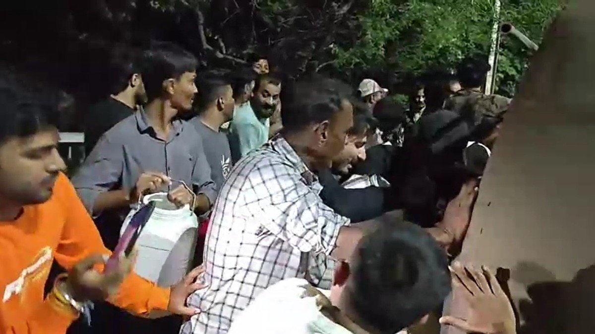 भोपाल में सोयाबीन तेल से भरा टैंकर पलटा और सड़क पर तेल फैल गया