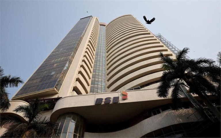 शेयर बाजार में तेजी के कारण सेंसेक्स 77000 के पार पहुंचा