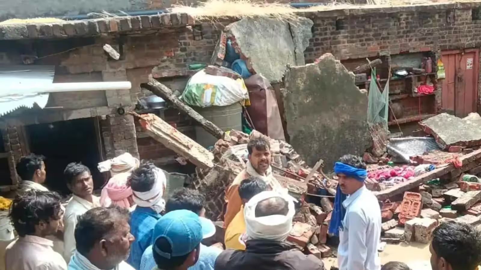अंबाला में निर्माणाधीन मकान का लेंटर गिरा, 4 मजदूरों की मौत, 30 दबे होने का खतरा 1 अंबाला में निर्माणाधीन मकान का लेंटर गिरने की घटना का दृश्य
