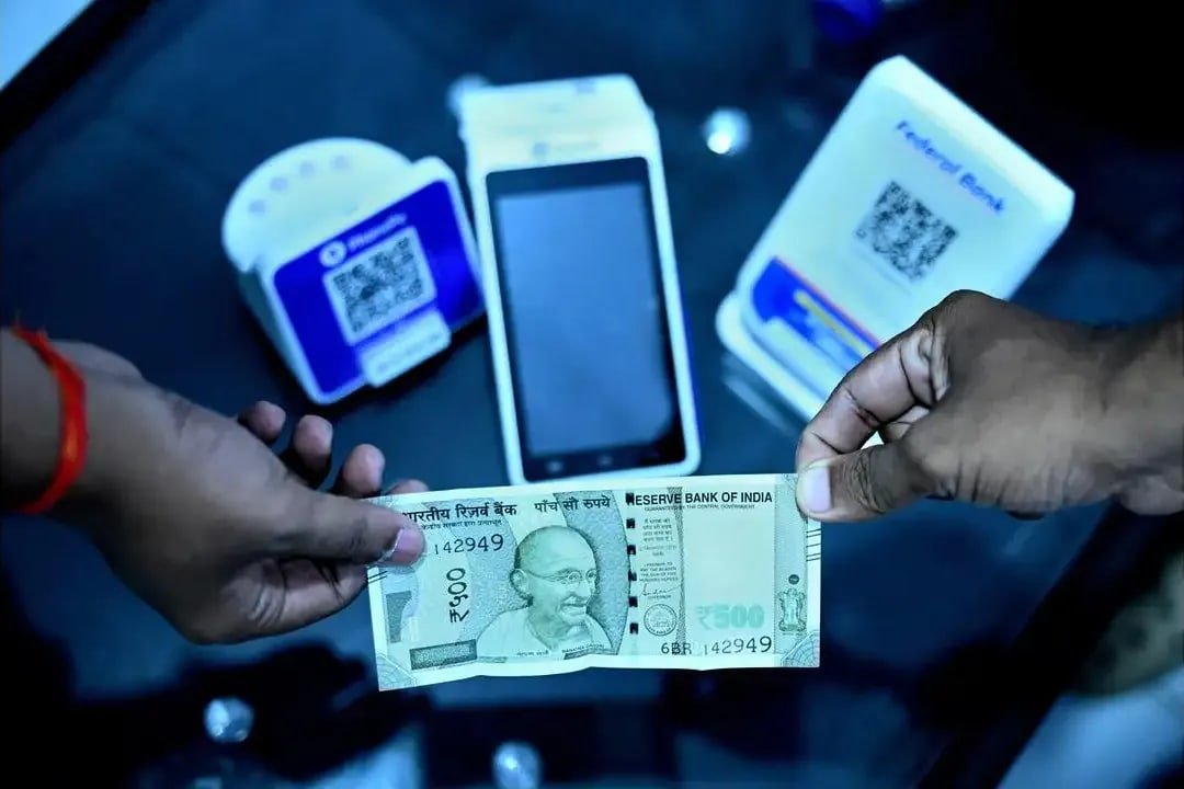 इंदौर में यूपीआइ मर्चेंट फीस के विरोध में अभियान, 10 लाख स्क्रीन तक पहुंचाएंगे पोस्टर 1 इंदौर में यूपीआइ मर्चेंट फीस विरोध पोस्टर अभियान