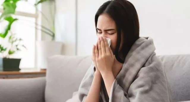इंदौर में मौसम बदलने से वायरल बुखार के मरीज बढ़े 1 वायरल बुखार के मरीज इंदौर में अस्पताल में