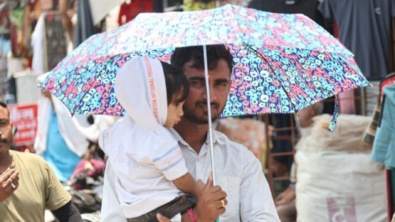 इंदौर में मौसम बदलने से वायरल बुखार के मरीज बढ़े 2 वायरल बुखार के मरीज इंदौर में अस्पताल में