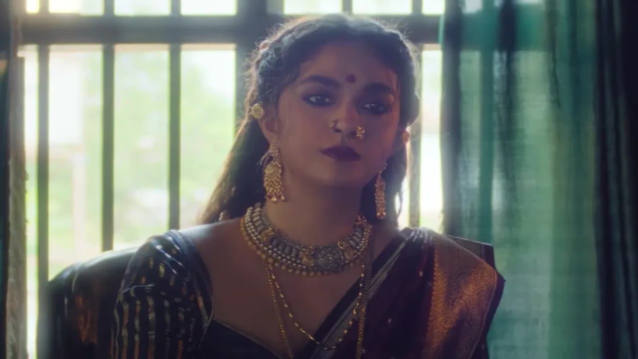 राधिका आप्टे संग कीर्ति सुरेश की गैंगस्टर सीरीज 'अक्का' का टीजर आउट, कब और कहां होगी रिलीज? 1 अक्का वेब सीरीज में कीर्ति सुरेश और राधिका आप्टे के प्रमुख किरदार