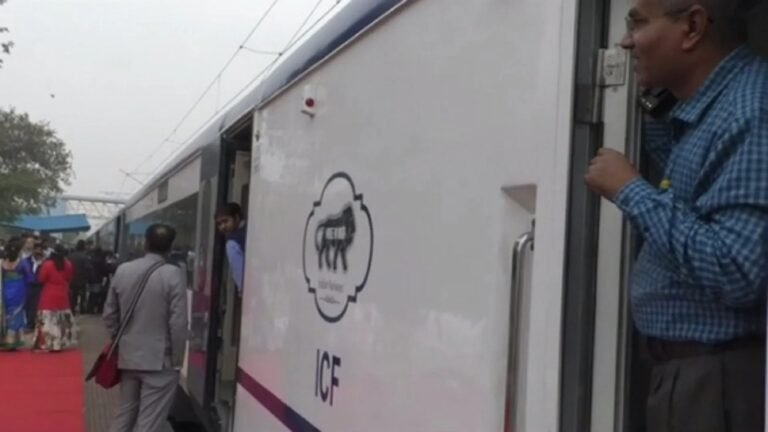 अंबेडकर नगर-प्रयागराज एक्सप्रेस में पत्थरबाजी के कारण टूटा खिड़की का शीशा