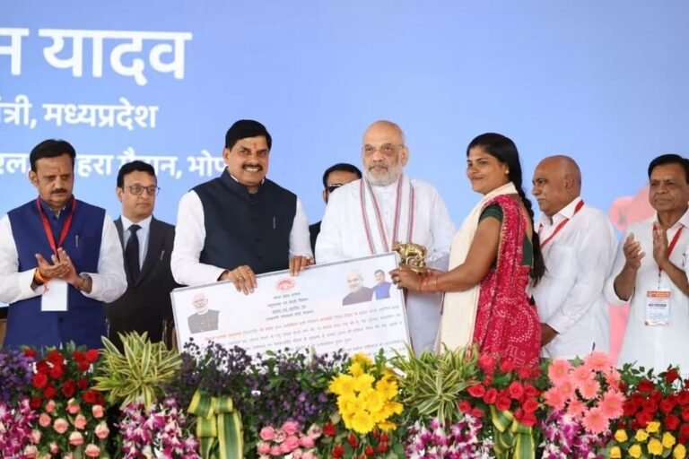 अमित शाह भोपाल में गोपालक सम्मेलन को संबोधित करते हुए