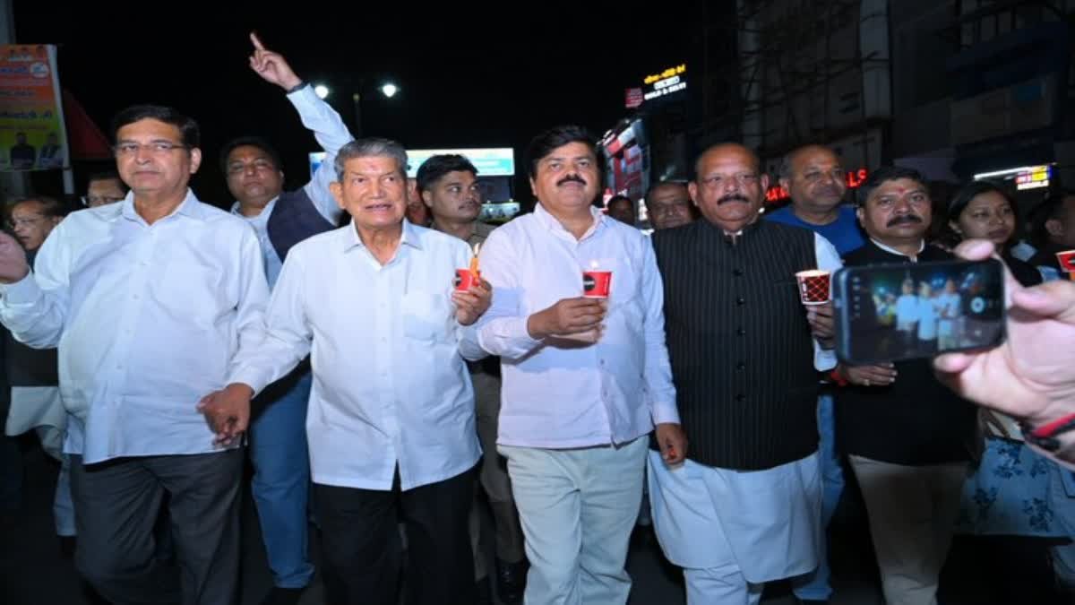 अंकिता भंडारी हत्याकांड में न्याय की मांग, दिल्ली में प्रदर्शन तेज हुए 2 अंकिता भंडारी हत्याकांड में न्याय की मांग को लेकर प्रदर्शन करते लोग