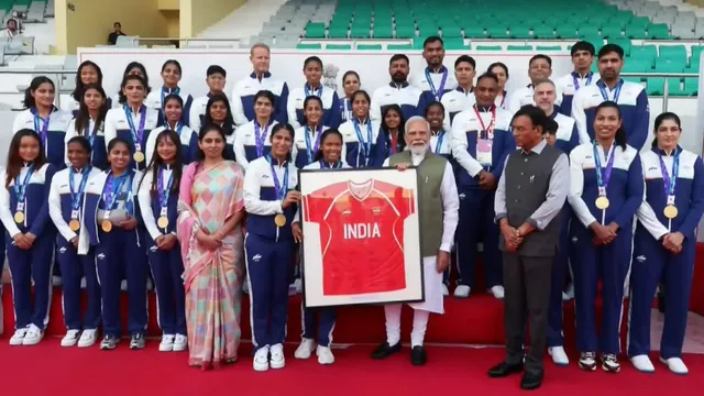प्रधानमंत्री नरेंद्र मोदी एशियन गेम्स 2026 खिलाड़ियों से मुलाकात करते हुए