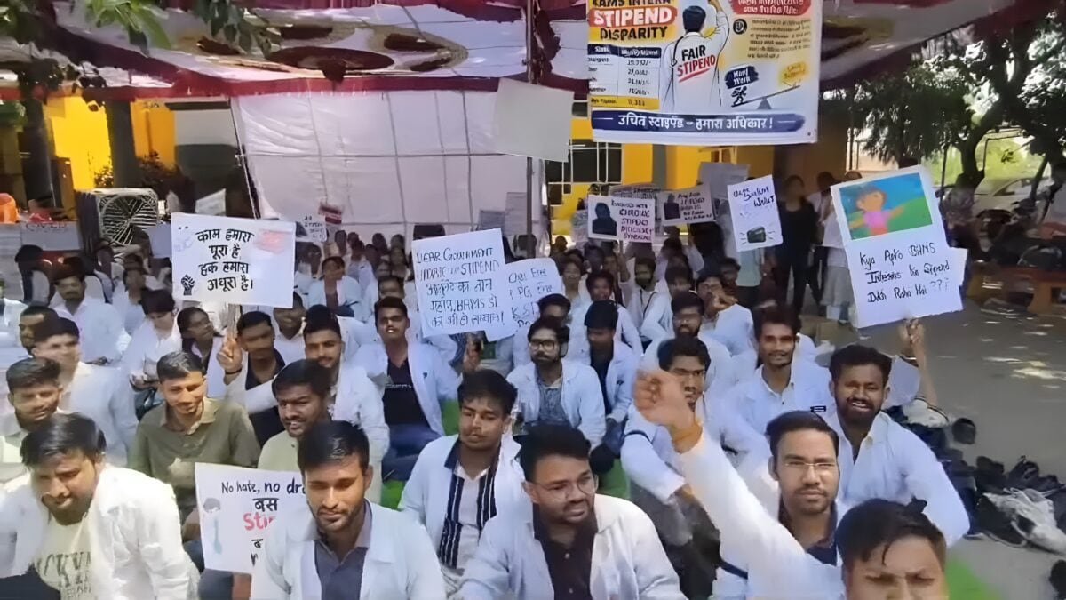 उज्जैन में आयुर्वेद छात्रों का स्टाइपेंड बढ़ाने के लिए आंदोलन करते हुए ताला लगाना